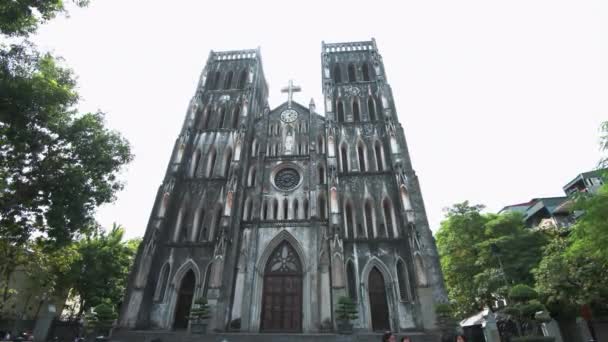 Hanoi, Vietnam - 23 Ekim 2019: Hanoi 'deki Aziz Josephs Katedrali, Vietnam' ın büyük Katolik yapısı — Stok video