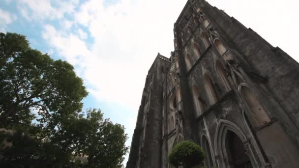 Hanoi, Vietnam - 23 de octubre de 2019: Catedral de San Josefo en Hanoi, la gran estructura católica en la capital vietnamita — Vídeos de Stock