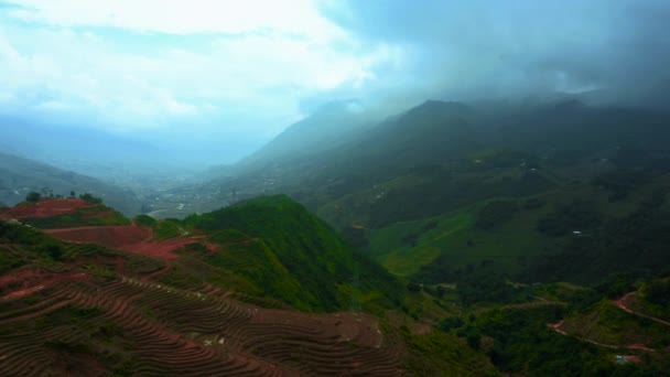 Ohromující letecký pohled na rýžové terasy a pohoří Mouintain v Sapa, Severní Vietnam — Stock video