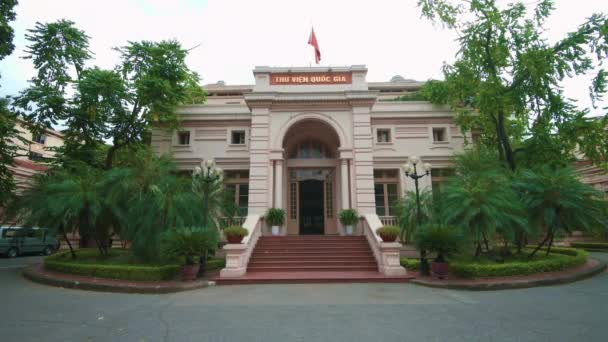 Biblioteca Nacional do Vietnã, Hanói, Vietnã - Filmagem 4K da frente do edifício central — Vídeo de Stock