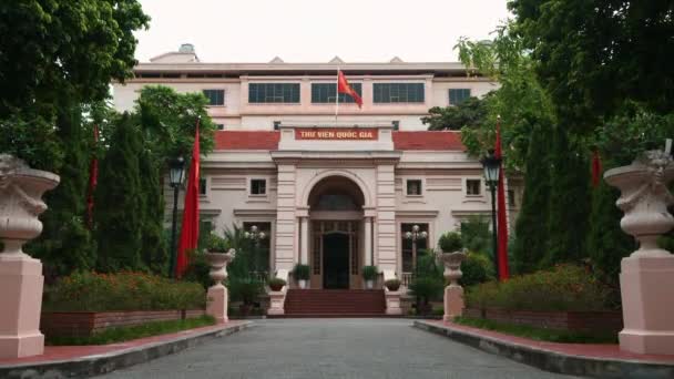 Biblioteca Nacional de Vietnam, Hanoi, Vietnam - Imágenes 4K del frente del edificio central — Vídeo de stock