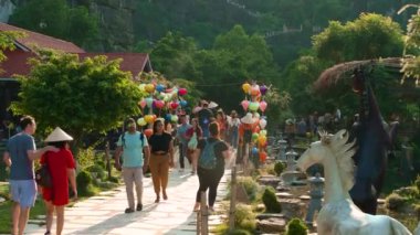 Hang Mua, Vietnam - 18 Ekim 2019: Hang Mua Ejderha Mağaralarının Sunset 'teki girişi