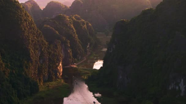 Turisté na výletě lodí po Viset Mua na řekách Tam Coc při západu slunce — Stock video