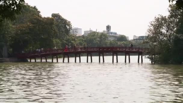 Hanoi, Vietnamlı - 22 Ekim 2019: Hoan Kiem Gölü üzerindeki ünlü kırmızı köprü, Hanoi — Stok video