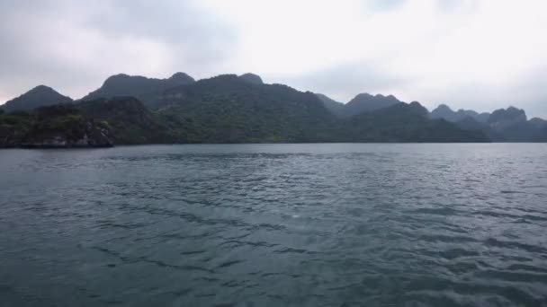 Ha Long Bay Cruise Schepen tijdens de late zonsopgang in Vietnam — Stockvideo
