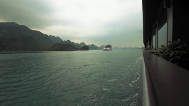 Ha Long Bay statki wycieczkowe podczas późnego wschodu słońca w Wietnamie — Wideo stockowe