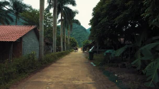 越南下龙湾猫八岛-游客骑单车穿过该村 — 图库视频影像