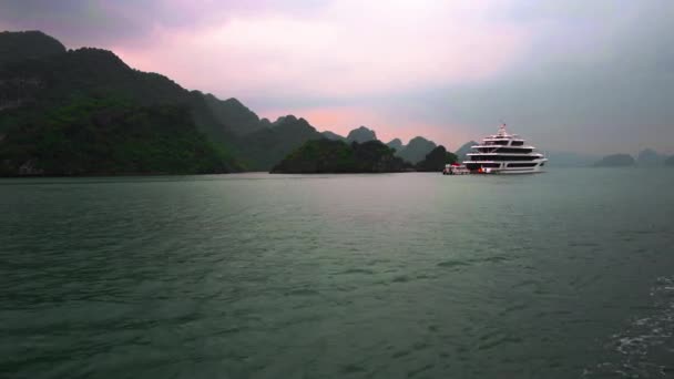 Ha Long Bay Navios de cruzeiro durante o final do nascer do sol no Vietnã — Vídeo de Stock