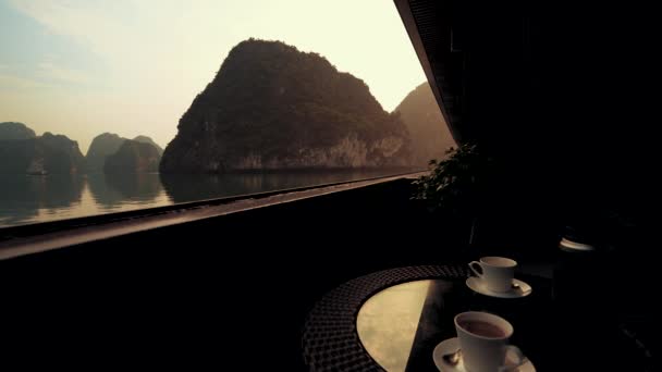 Relaks przy kawie w Ha Long Bay w Wietnamie o zachodzie słońca — Wideo stockowe