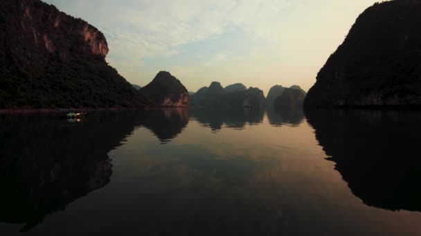 Gün batımında Sersemletici Ha Long Körfezi - Vietnam. Ekim 2019 — Stok video