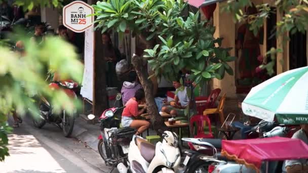 Hanoj, Vietnam - 22. října 2019: Zákazníci jíst na neuvěřitelně populární Banh Mi 25 — Stock video
