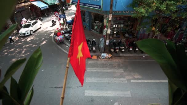 Bandeira vietnamita acenando contra as ruas de Hanói — Vídeo de Stock