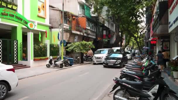 Hanoi, Vietnam - 10 oktober 2019: Upptagen trafik i Hanoi - Vietnams huvudstad under hösten — Stockvideo