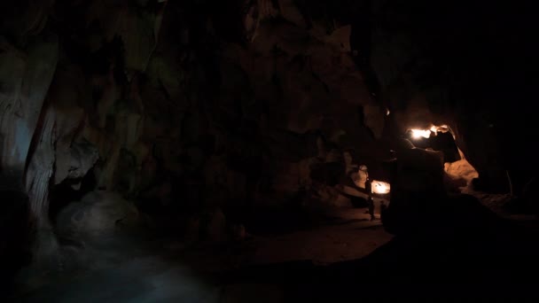 Turister går genom grottor på Bich Dong Pagoda, Tam Coc, Vietnam — Stockvideo