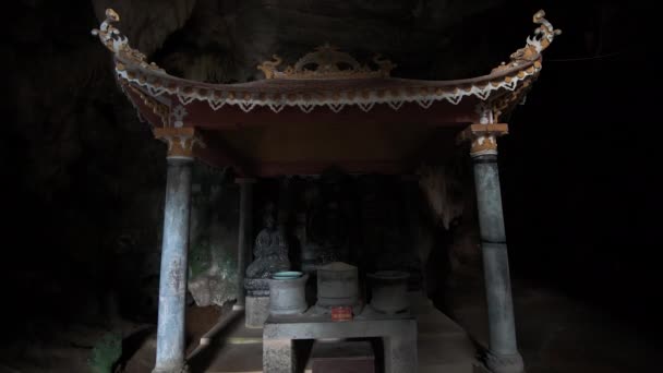 En liten helgedom inne i en grotta vid Bich Dong Pagoda, Tam Coc, Vietnam — Stockvideo