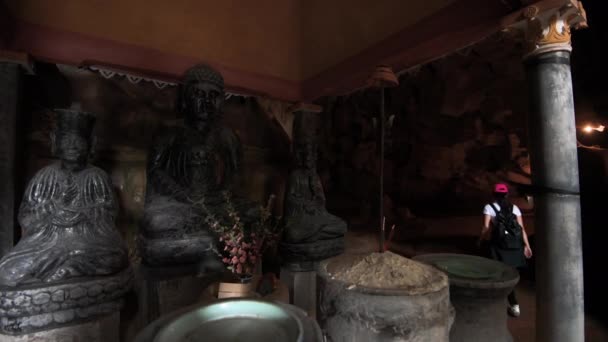 A small shrine inside a cave at Bich Dong Pagoda, Tam Coc, Vietnam — Stock Video