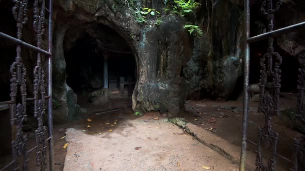 Entré till grottorna i Bich Dong Pagoda, Tam Coc, Vietnam — Stockvideo