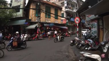 Hanoi, Vietnam - 10 Ekim 2019: Hanoi 'nin işlek caddelerinde yürümek