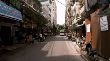 Hanoi, Vietnam - 10 Ekim 2019: Hanoi 'nin işlek caddelerinde yürümek