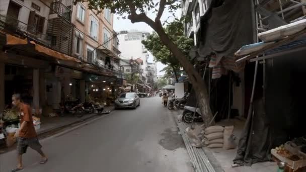 Hanoi, Vietnam - 10 oktober 2019: Vandrar längs de livliga gatorna i Hanoi — Stockvideo