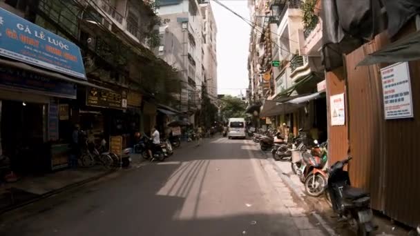 Hanoi, Vietnam - 10 oktober 2019: Vandrar längs de livliga gatorna i Hanoi — Stockvideo