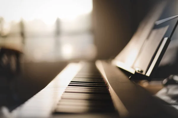 Longitud tiro de teclado de piano de 88 teclas dentro de una casa con luz dorada mañana — Foto de Stock