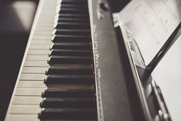 Primer plano plano vintage de 88 teclas de marfil teclado y partituras dentro de una casa — Foto de Stock