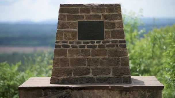 Aldershot, Royaume-Uni - 7 juin 2020 : Monument au sommet de Crooksbury Hill — Video