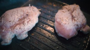 Sıcak, buharlı, siyah ızgara yağda kızartılan sulu tavuk.