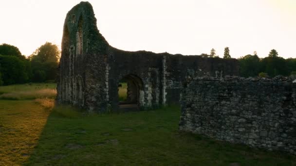 Luchtbeelden Waverley Abbey Ruins - Zuid-Engeland tijdens zonsondergang. Zomer 2020 — Stockvideo