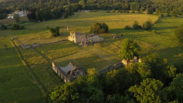 Imagens aéreas Waverley Abbey Ruins - Inglaterra do Sul durante o pôr do sol. Verão 2020 — Vídeo de Stock