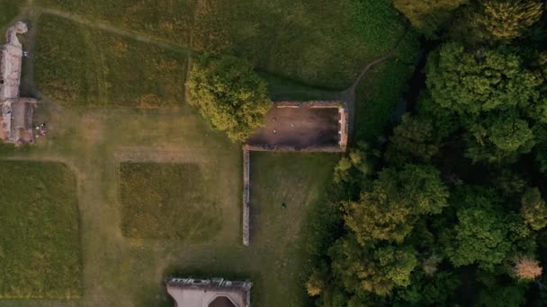 Запись с воздуха Руины аббатства Уэверли - Южная Англия во время заката. Лето 2020 — стоковое видео