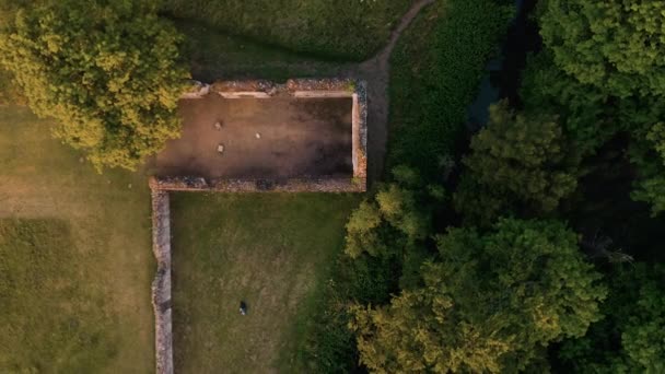 Images Aériennes Ruines de l'Abbaye de Waverley - Sud de l'Angleterre au coucher du soleil. Été 2020