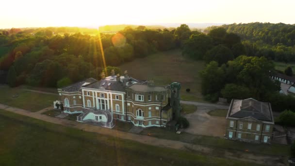 Luftaufnahme des Waverley Abbey House, einem georgischen Herrenhaus in der Nähe von Farnham — Stockvideo