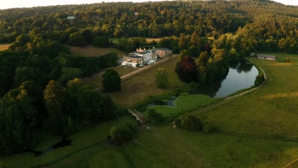 ファーナムの近くに位置するグレードIIのグルジアの邸宅であるWaverley Abbise Houseの空中写真 — ストック動画