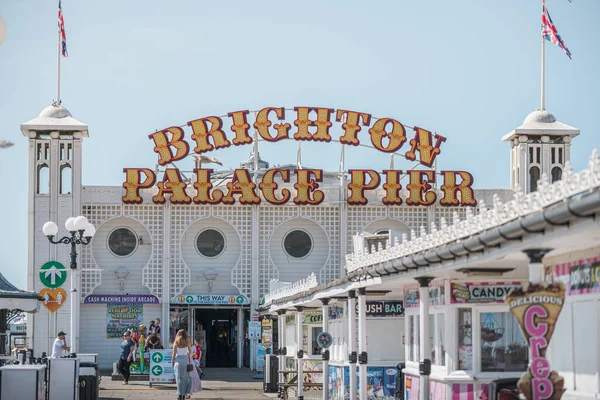 Brighton, Royaume-Uni - 22 juillet 2020 : La jetée de Brighton rouvre au public lors de la pandémie de Corona, prise sur la jetée avec le logo en arrière-plan — Photo