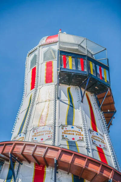 BRIGHTON, Regno Unito - 22 LUGLIO 2020: Gite di piacere al Brighton Palace Pier. Girato nell'estate 2020 durante la pandemia di Covid 19 — Foto Stock