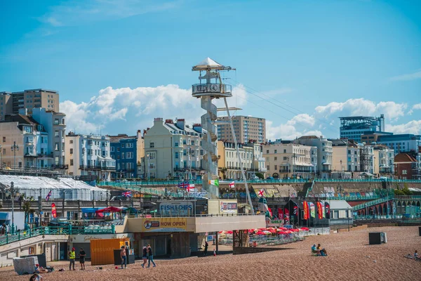 BRIGHTON, UK - 22ND JULI 2020: Brighton strandopname vanaf de pier tijdens een hete zomerdag in 2020 tijdens de Covid-19 Pandemie — Stockfoto