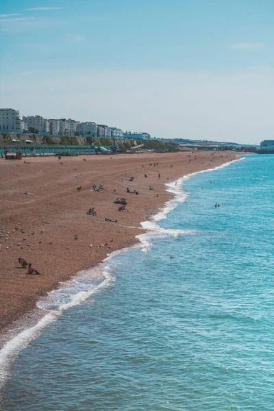 Brighton strand geschoten vanaf de pier tijdens een hete zomerdag in 2020 tijdens de Covid-19 Pandemie — Stockfoto