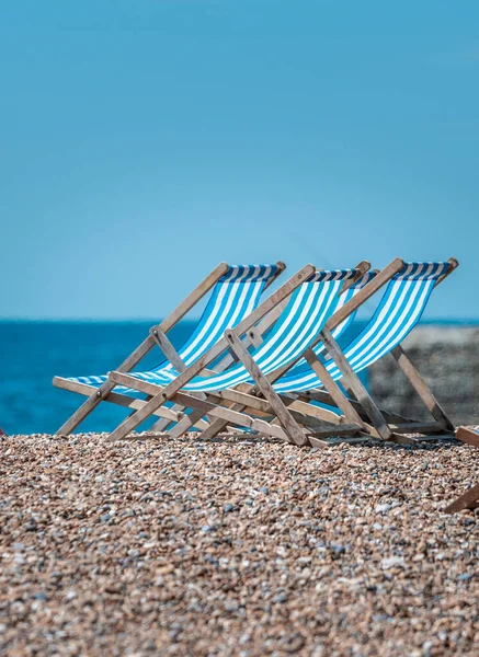 Chaises de pont à rayures bleues et blanches à Brighton Pebble Beach au Royaume-Uni été 2020 Image En Vente