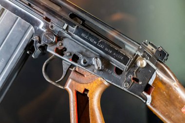 7.62 mm 'lik tüfeği kapat. Siyah renkli, parçalanmış ve parçalanmış.