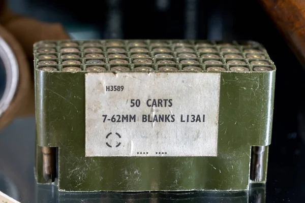 Pudełko z 50 ślepakami 7,62 mm kule L13A1 na wystawie w muzeum — Zdjęcie stockowe