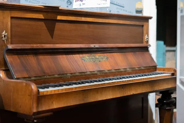 Aldershot, Reino Unido - 5 de setembro de 2020: Henry Ward piano de cauda de madeira, vintage antigo em exposição no museu em Aldershot, Reino Unido — Fotografia de Stock