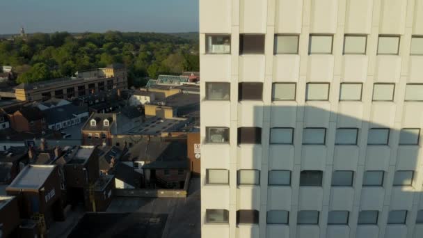 Drohnenaufnahmen aus der Luft, die im Sommer an einem hohen weißen Gebäude mit Vögeln aufsteigen. Blauer Himmel am späten Nachmittag — Stockvideo