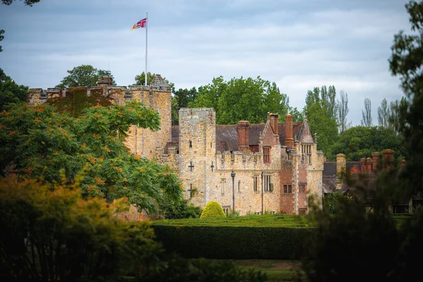 Hever Castle shot in the Summer of 2020 during the pandemic on a bright sunny day as flowers bloom around the beautiful grounds — Stock Photo, Image