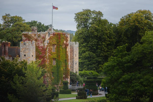 Kent, Storbritannien - 30 oktober 2020: Hever Castle sköt sommaren 2020 under pandemin på en ljus solig dag när blommor blommar runt de vackra grunderna — Stockfoto