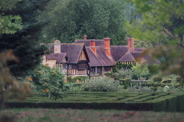 Hever Castle Tudor ház épületek mögött a labirintus. Shot Telephoto lencse egy napsütéses napon nyári 2020 Stock Kép