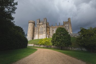 Arundel Kalesi, Batı Sussex. 2020 yazında bulutlu ve güneşli bir günde çekilmiş. İngiltere 'nin güneyinde büyük bir ortaçağ kalesi