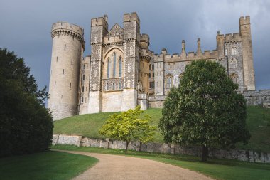 Arundel Kalesi, Batı Sussex. 2020 yazında bulutlu ve güneşli bir günde çekilmiş. İngiltere 'nin güneyinde büyük bir ortaçağ kalesi
