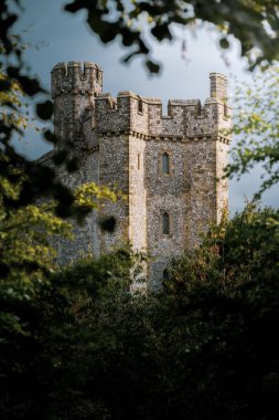 Arundel Kalesi, Batı Sussex. 2020 yazında bulutlu ve güneşli bir günde çekilmiş. İngiltere 'nin güneyinde büyük bir ortaçağ kalesi